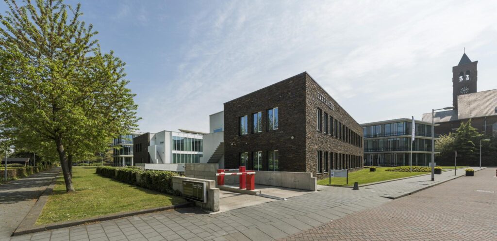 Kantoorgebouwen aan de De Cuserstraat in Amsterdam met moderne architectuur en groenvoorziening.